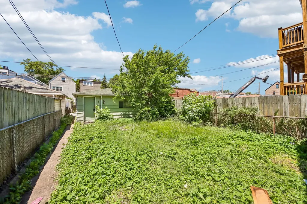 2934 North Gresham Avenue Chicago IL 60618