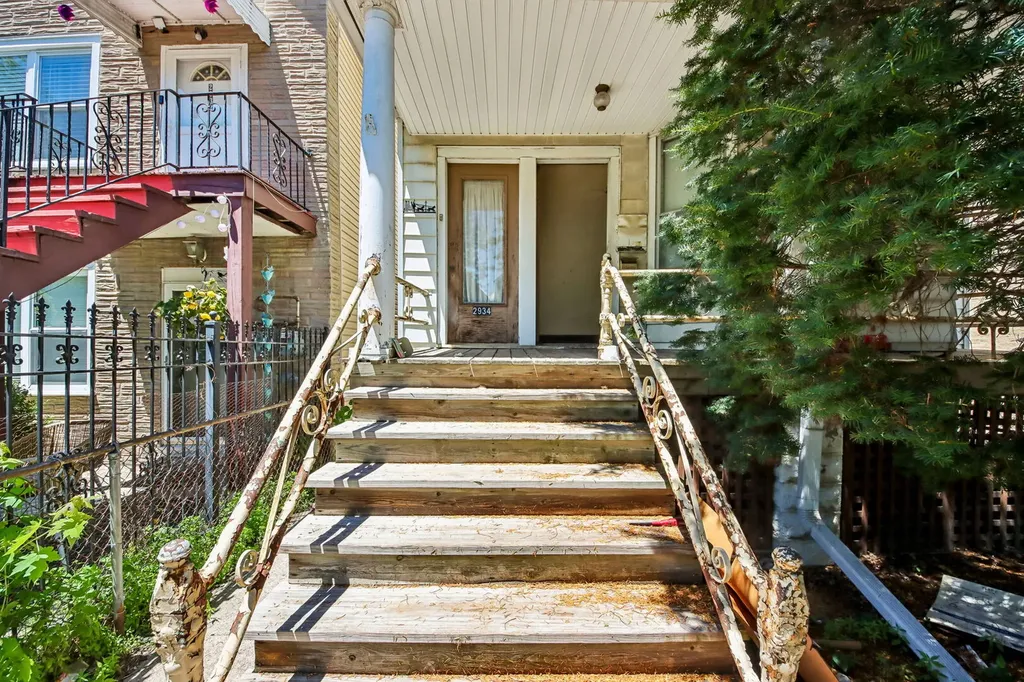 2934 North Gresham Avenue Chicago IL 60618