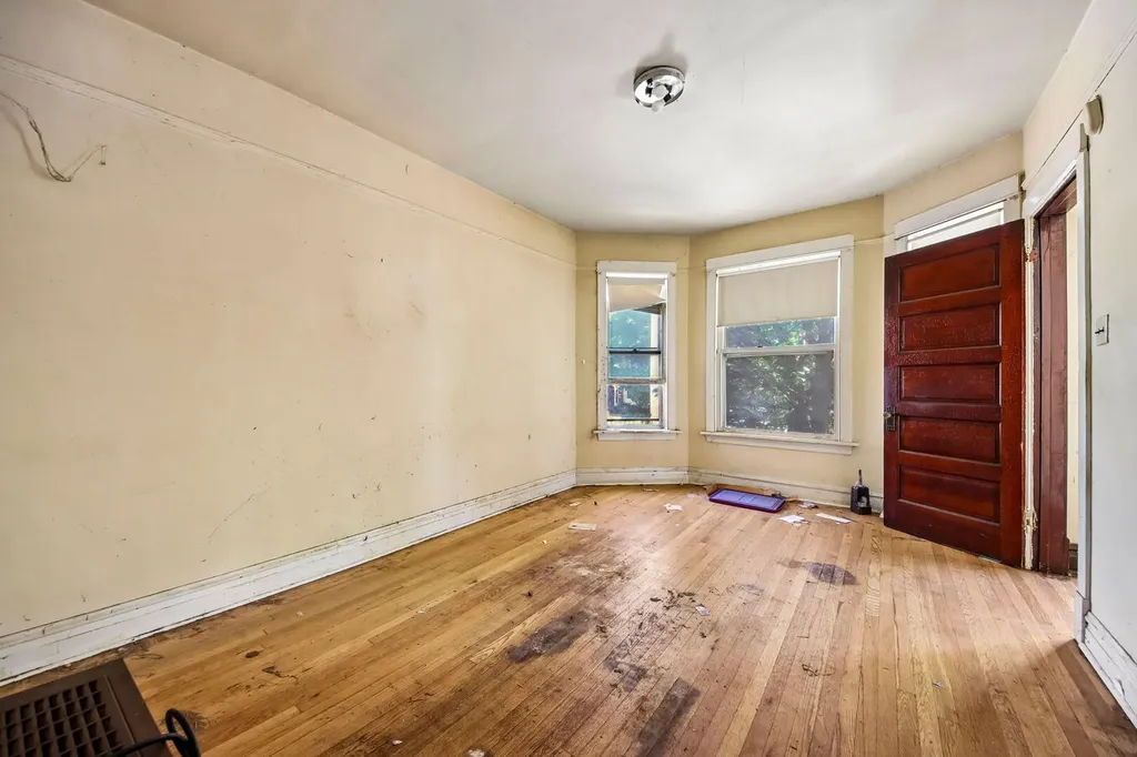 2934 North Gresham Avenue Chicago IL 60618