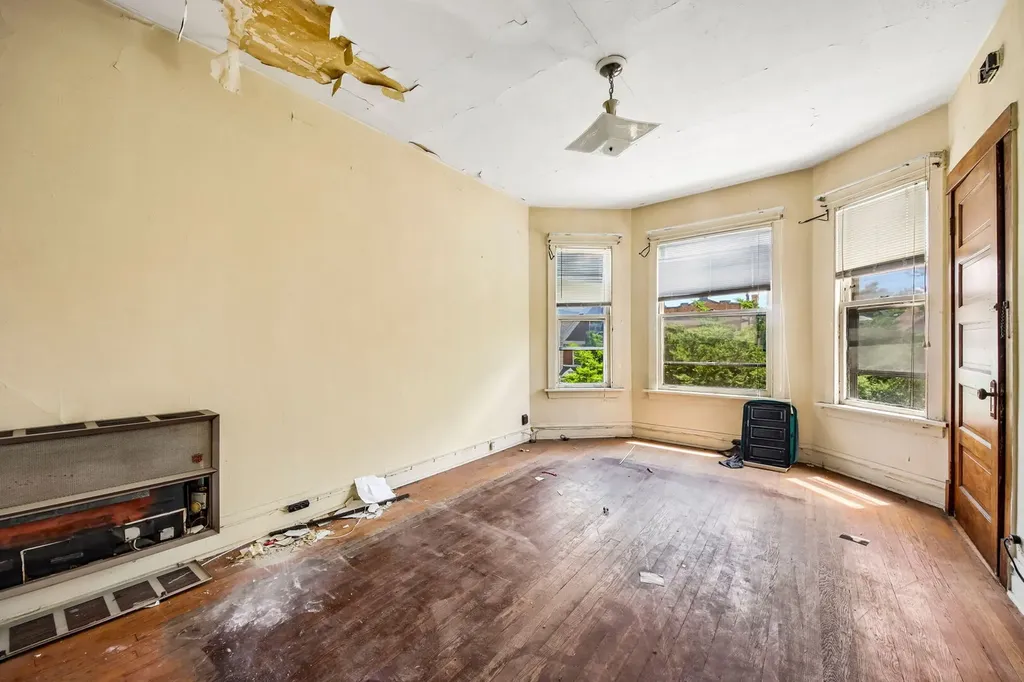 2934 North Gresham Avenue Chicago IL 60618