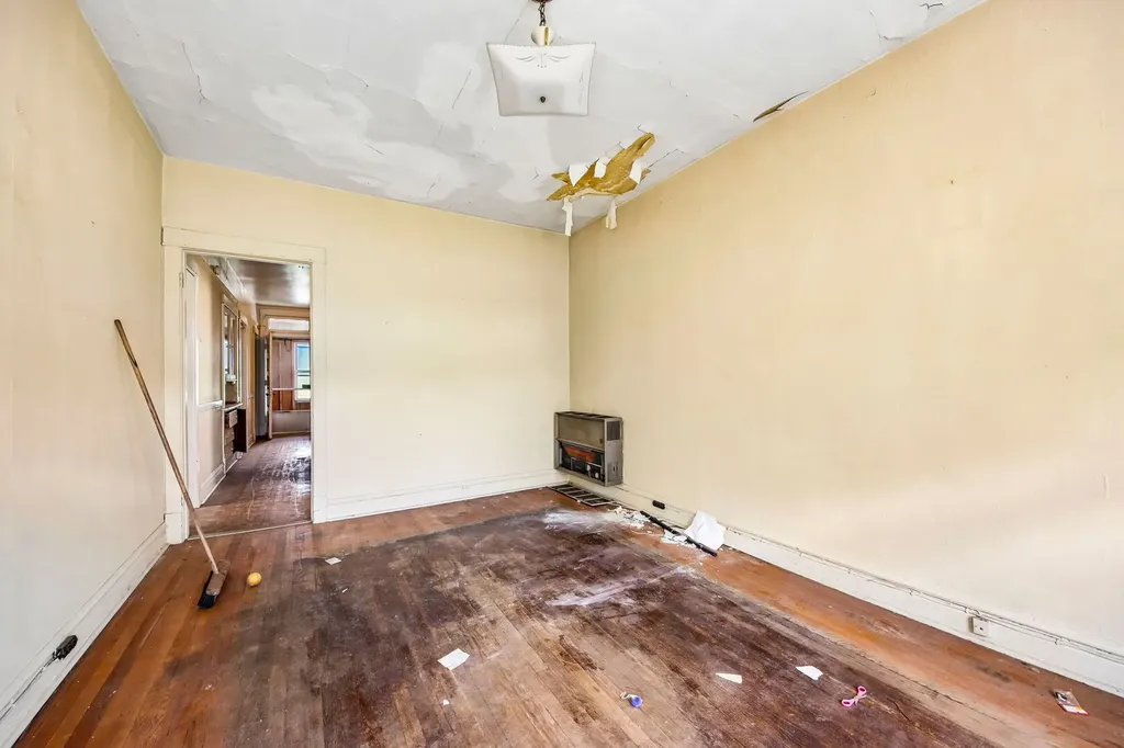 2934 North Gresham Avenue Chicago IL 60618