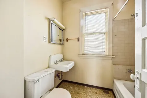 2934 North Gresham Avenue Chicago IL 60618
