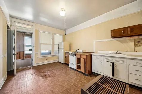2934 North Gresham Avenue Chicago IL 60618