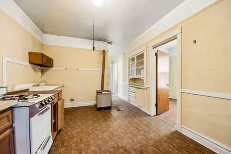 2934 North Gresham Avenue Chicago IL 60618
