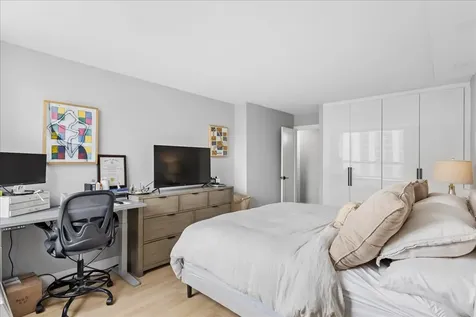 1355 North Sandburg Terrace Chicago IL 60610