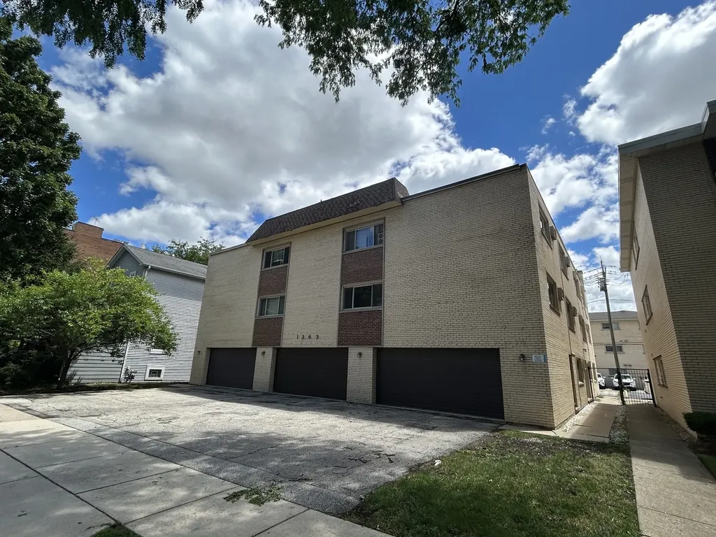 1363 Perry Street Des Plaines IL 60016