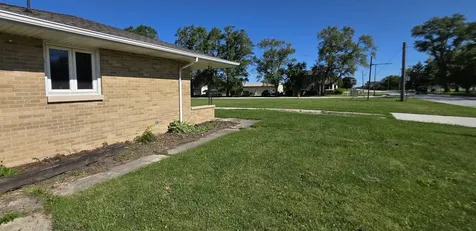 6678 S State Route 1 St. Anne IL 60964