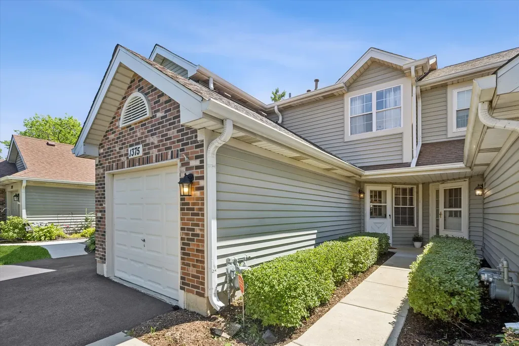 1375 Ridgefield Circle Carol Stream IL 60188