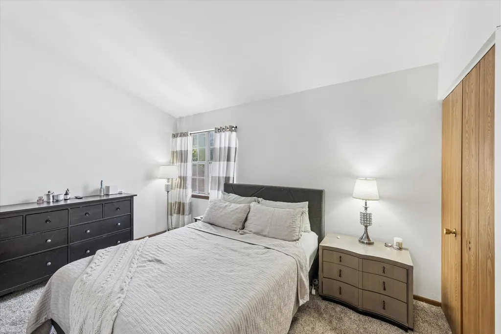 1375 Ridgefield Circle Carol Stream IL 60188