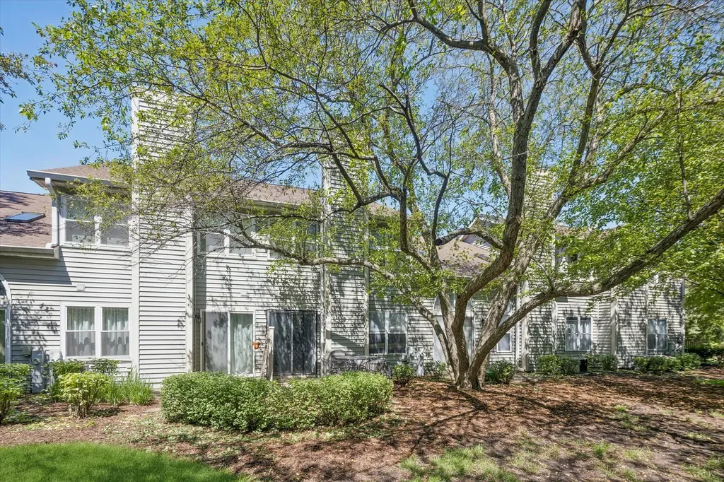 1375 Ridgefield Circle Carol Stream IL 60188