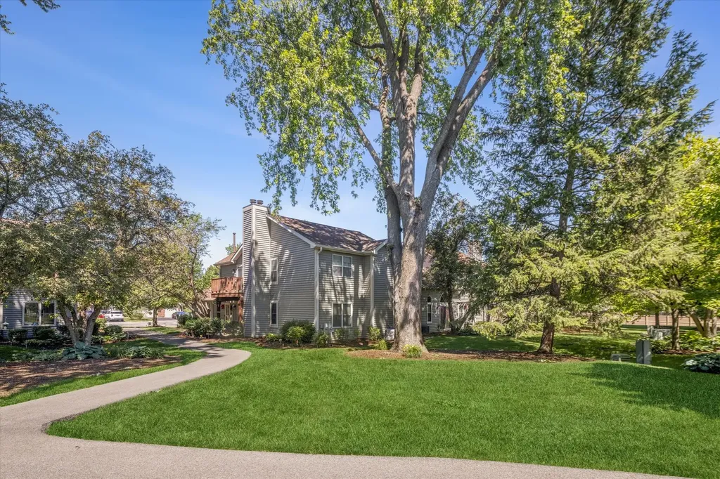 1375 Ridgefield Circle Carol Stream IL 60188