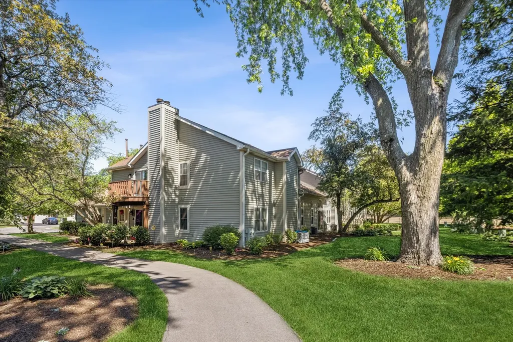 1375 Ridgefield Circle Carol Stream IL 60188