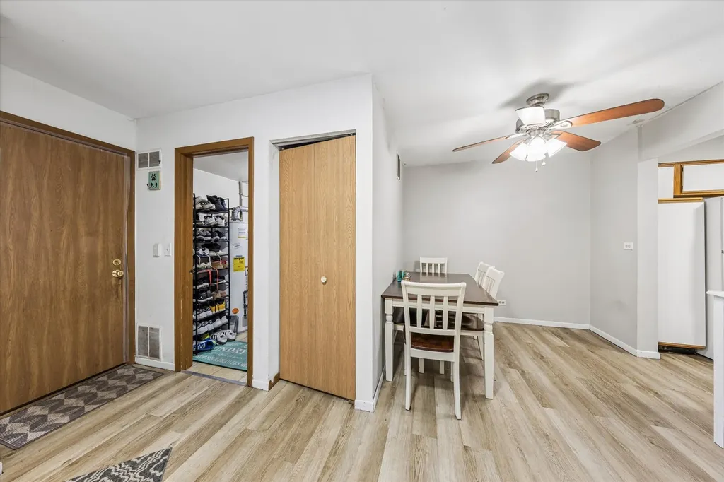 1375 Ridgefield Circle Carol Stream IL 60188