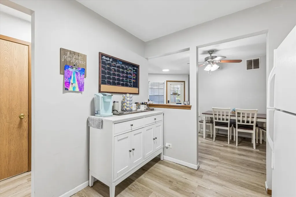 1375 Ridgefield Circle Carol Stream IL 60188