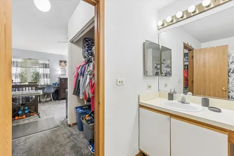 1375 Ridgefield Circle Carol Stream IL 60188