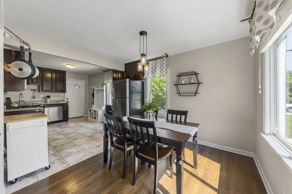 28 North Yale Avenue Villa Park IL 60181