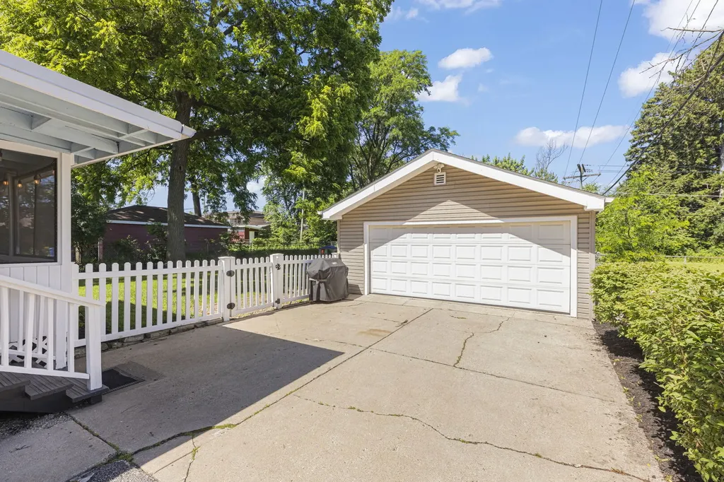28 North Yale Avenue Villa Park IL 60181