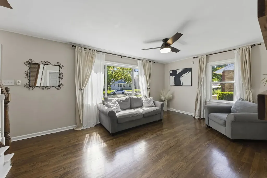 28 North Yale Avenue Villa Park IL 60181