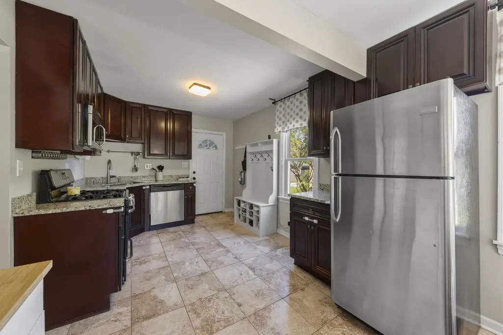 28 North Yale Avenue Villa Park IL 60181