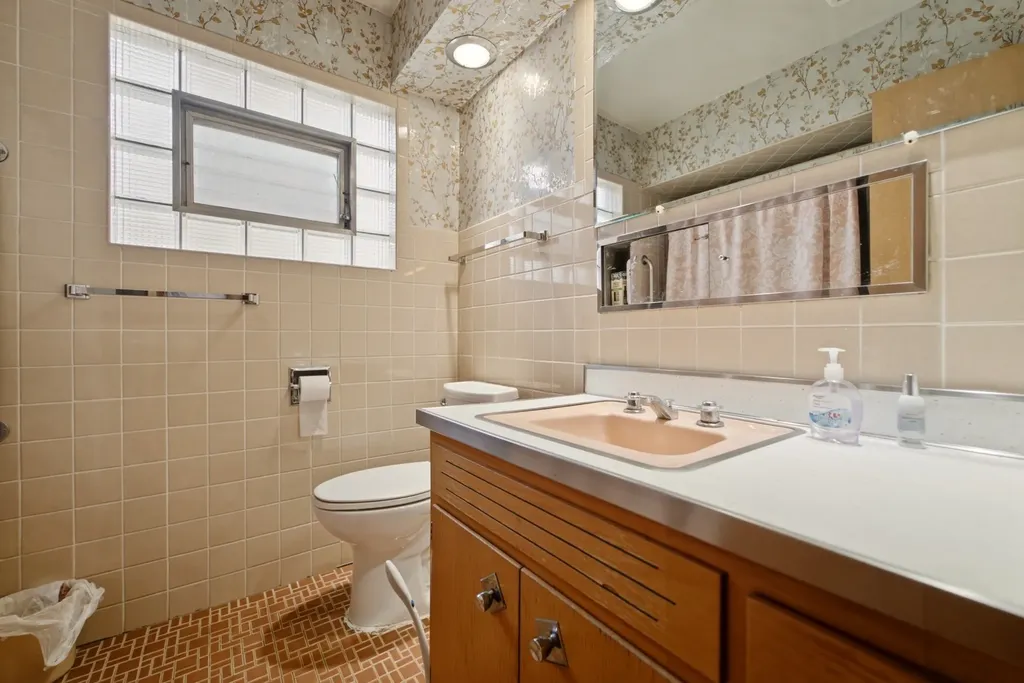13227 South Escanaba Avenue Chicago IL 60633