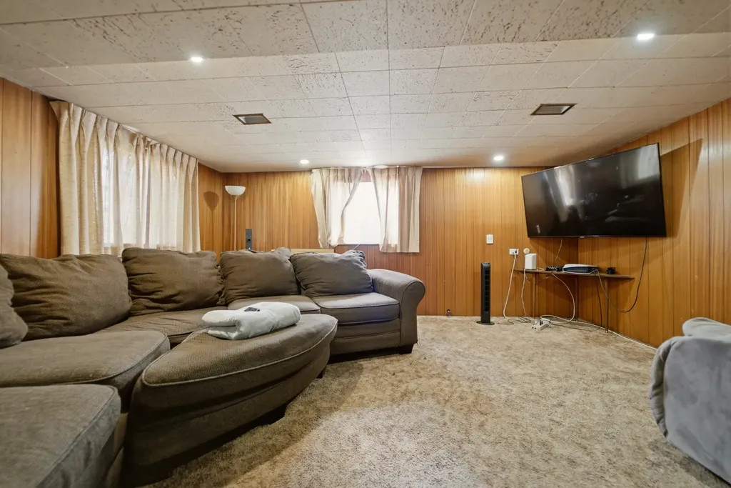 13227 South Escanaba Avenue Chicago IL 60633