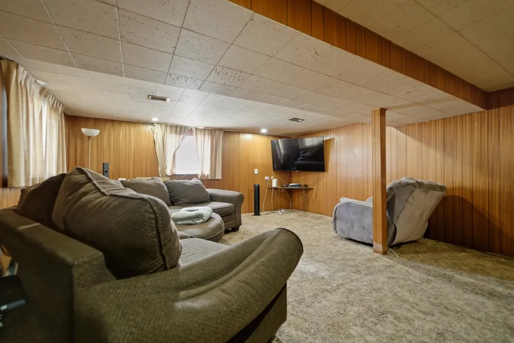 13227 South Escanaba Avenue Chicago IL 60633