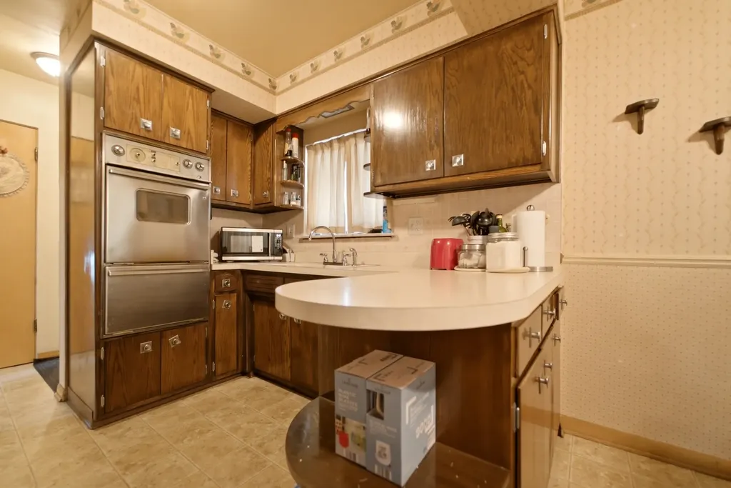 13227 South Escanaba Avenue Chicago IL 60633
