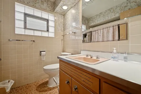 13227 South Escanaba Avenue Chicago IL 60633