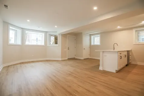 2230 West Wilson Avenue Chicago IL 60625