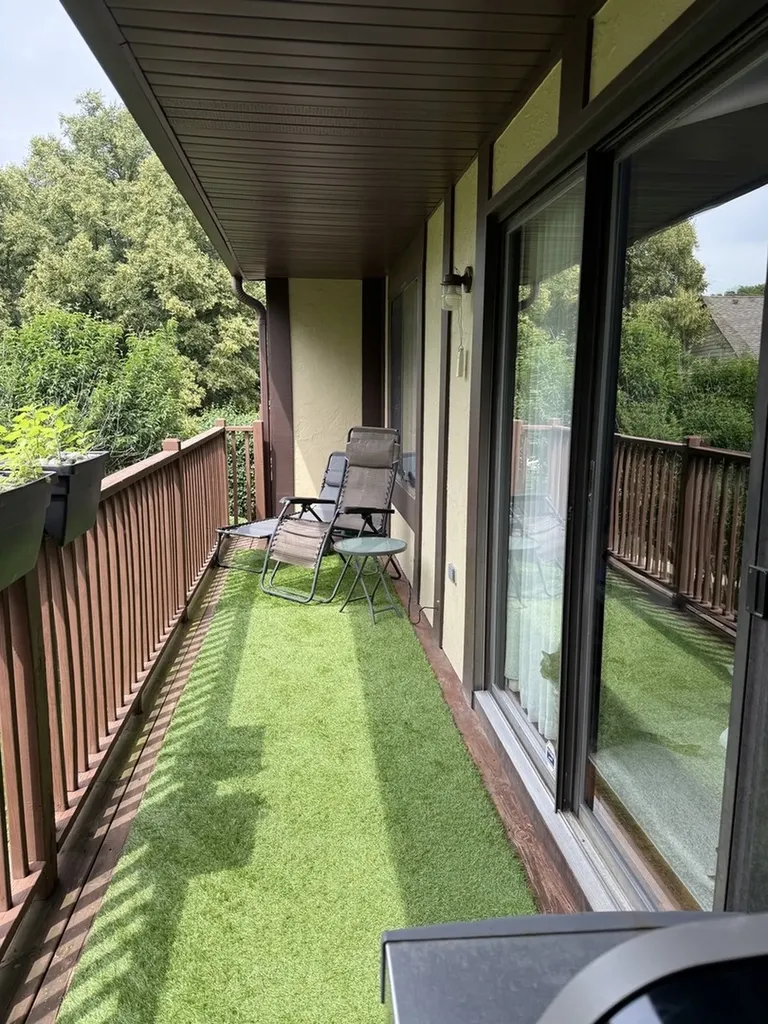 372 Sandhurst Circle Glen Ellyn IL 60137