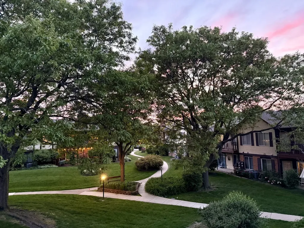 372 Sandhurst Circle Glen Ellyn IL 60137