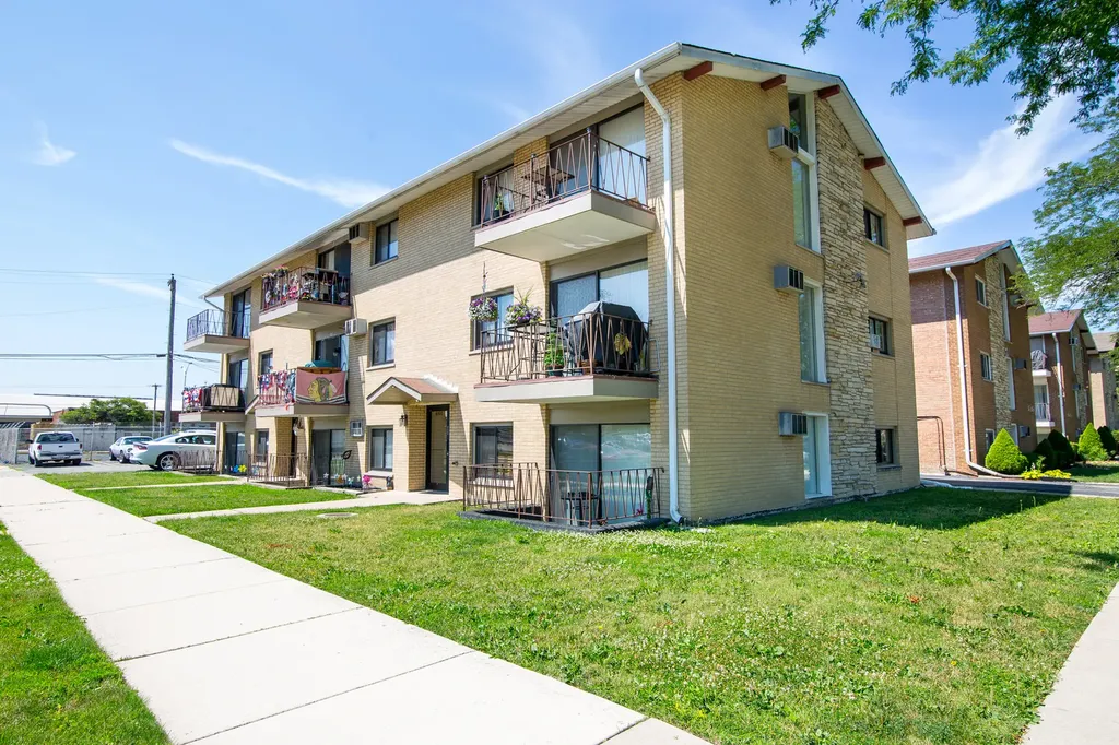 6101 West 64th Place Chicago IL 60638