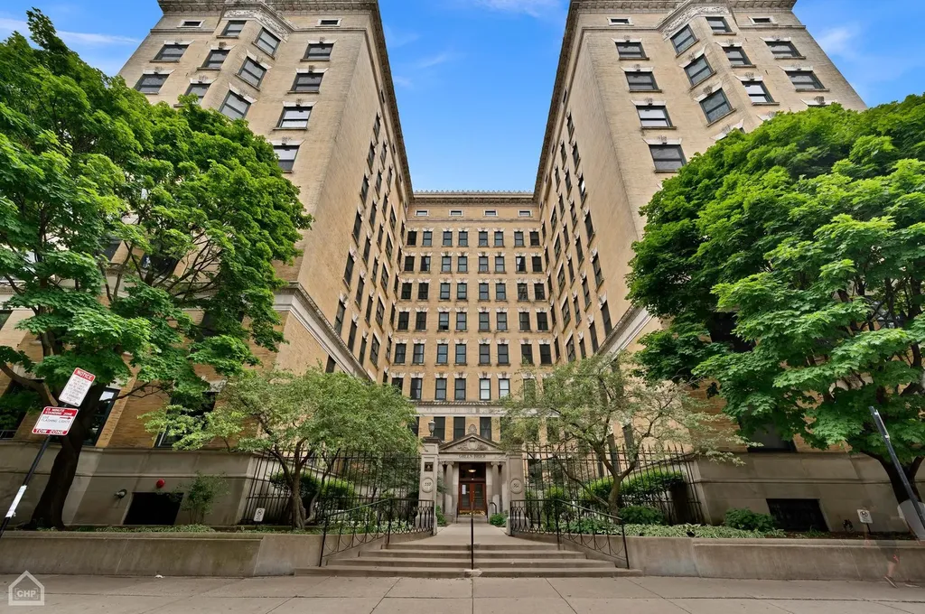 559 West Surf Street Chicago IL 60657