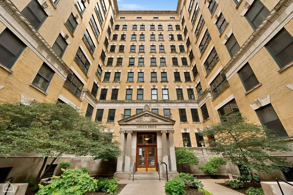 559 West Surf Street Chicago IL 60657