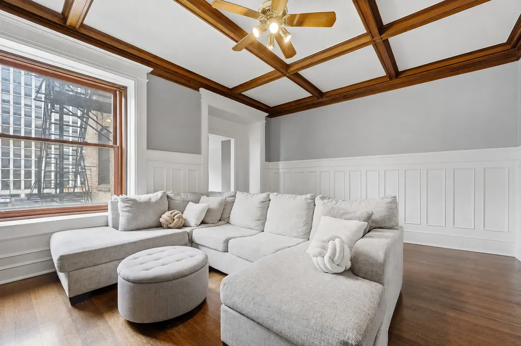 559 West Surf Street Chicago IL 60657