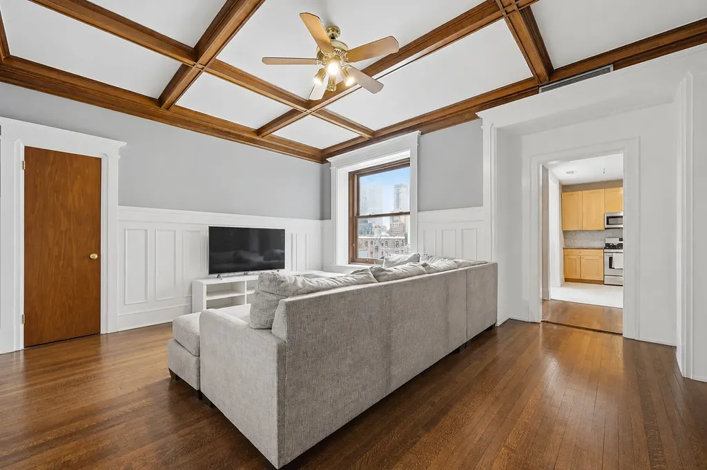 559 West Surf Street Chicago IL 60657