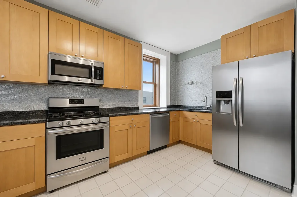559 West Surf Street Chicago IL 60657