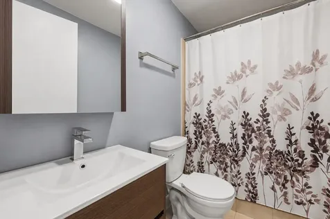 559 West Surf Street Chicago IL 60657