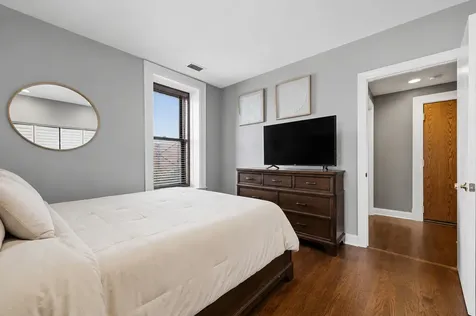 559 West Surf Street Chicago IL 60657