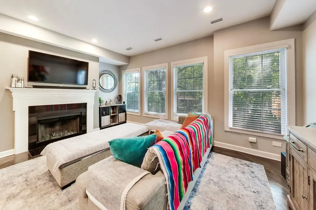 2938 North Damen Avenue Chicago IL 60618