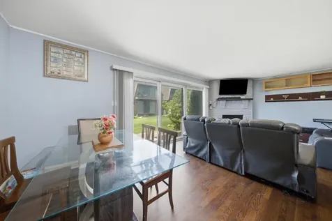 11 Cour Caravelle Palos Hills IL 60465