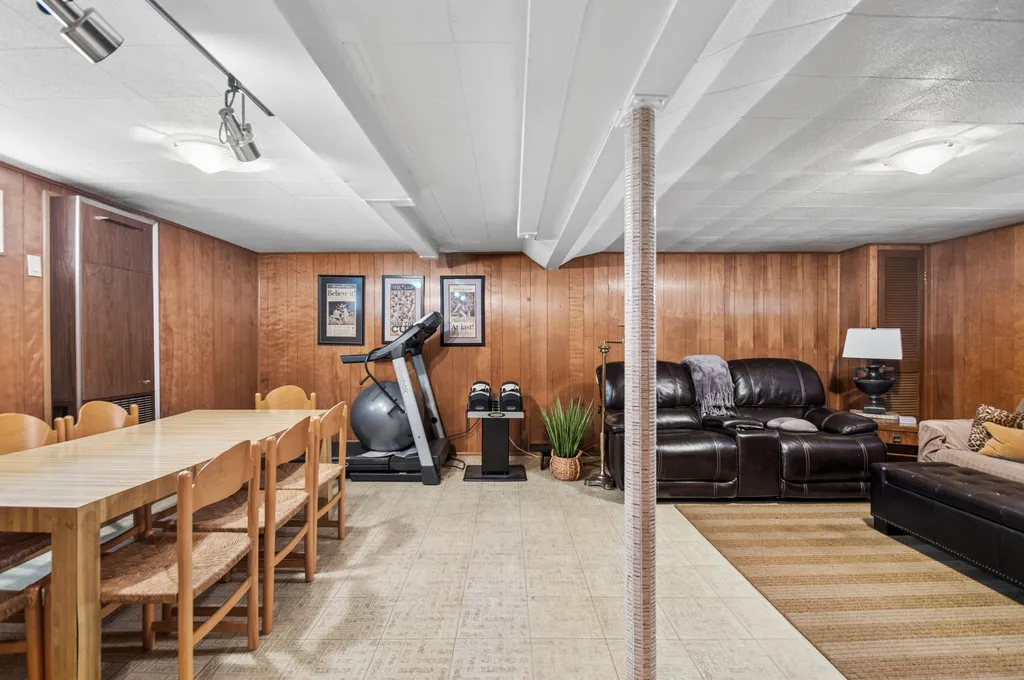 7085 North Mason Avenue Chicago IL 60646