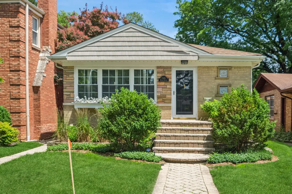 7085 North Mason Avenue Chicago IL 60646