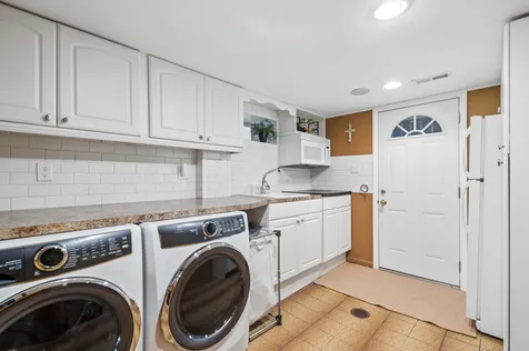 7085 North Mason Avenue Chicago IL 60646