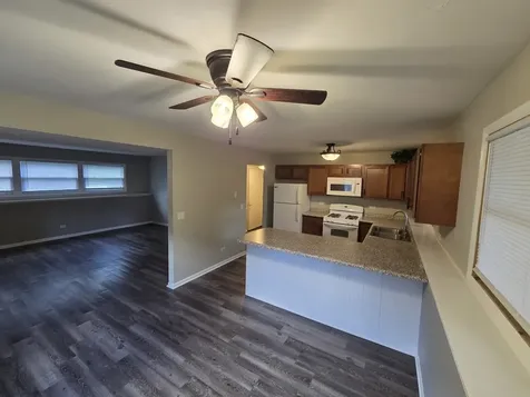 1238-1240 Thomas Drive Woodstock IL 60098