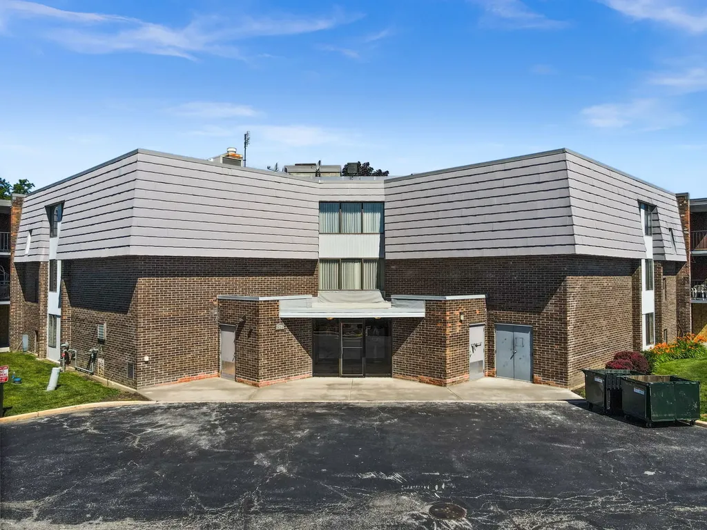 924 South Lake Court Westmont IL 60559