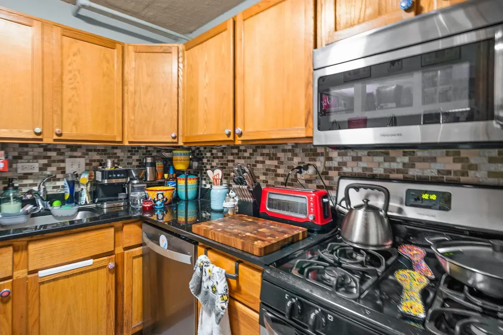 924 South Lake Court Westmont IL 60559