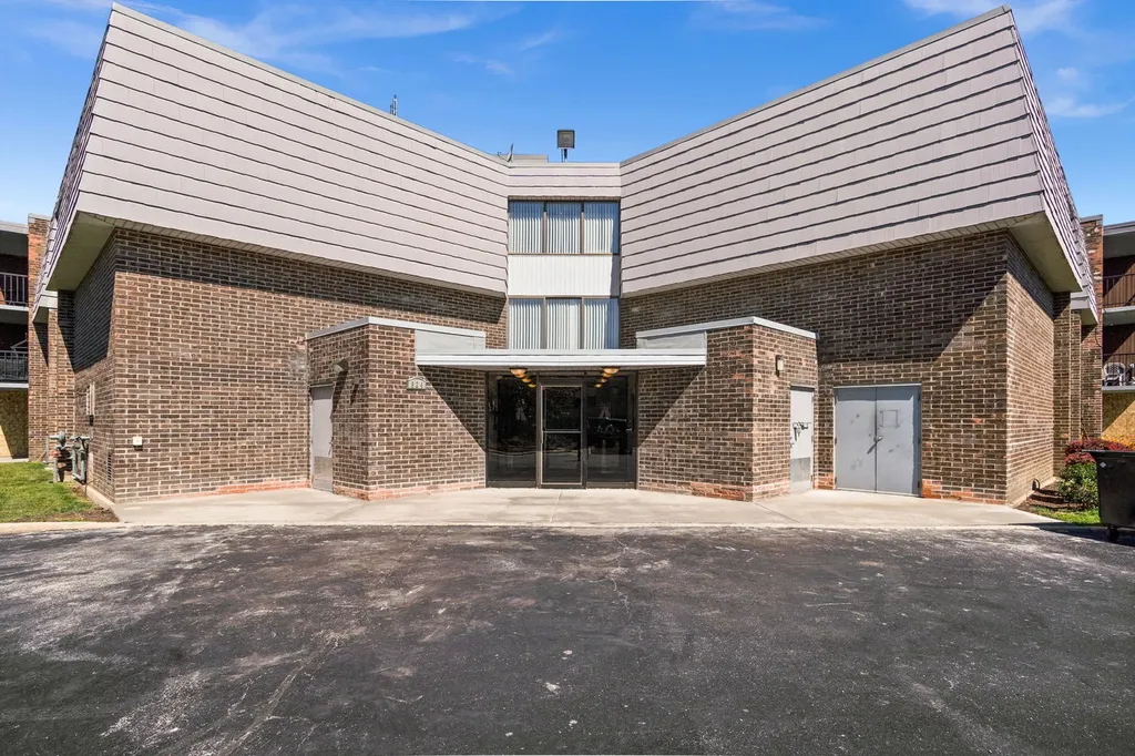 924 South Lake Court Westmont IL 60559