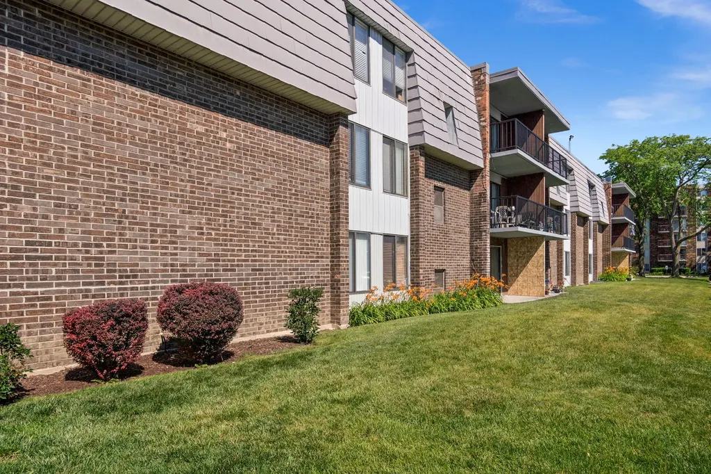 924 South Lake Court Westmont IL 60559