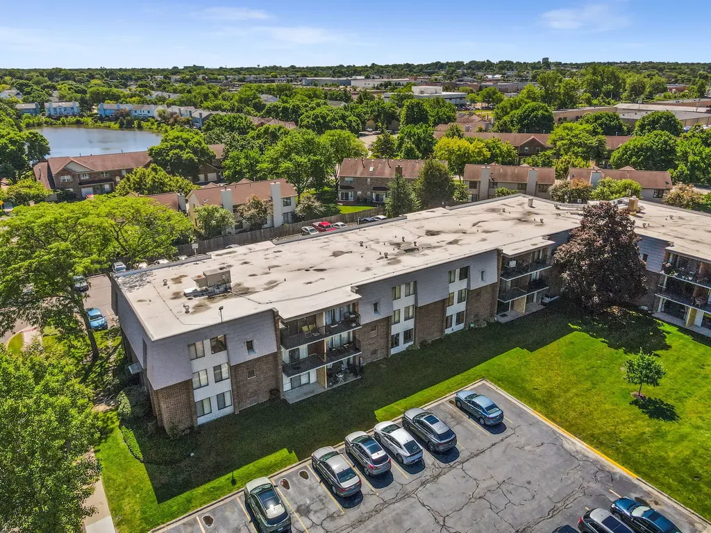 924 South Lake Court Westmont IL 60559